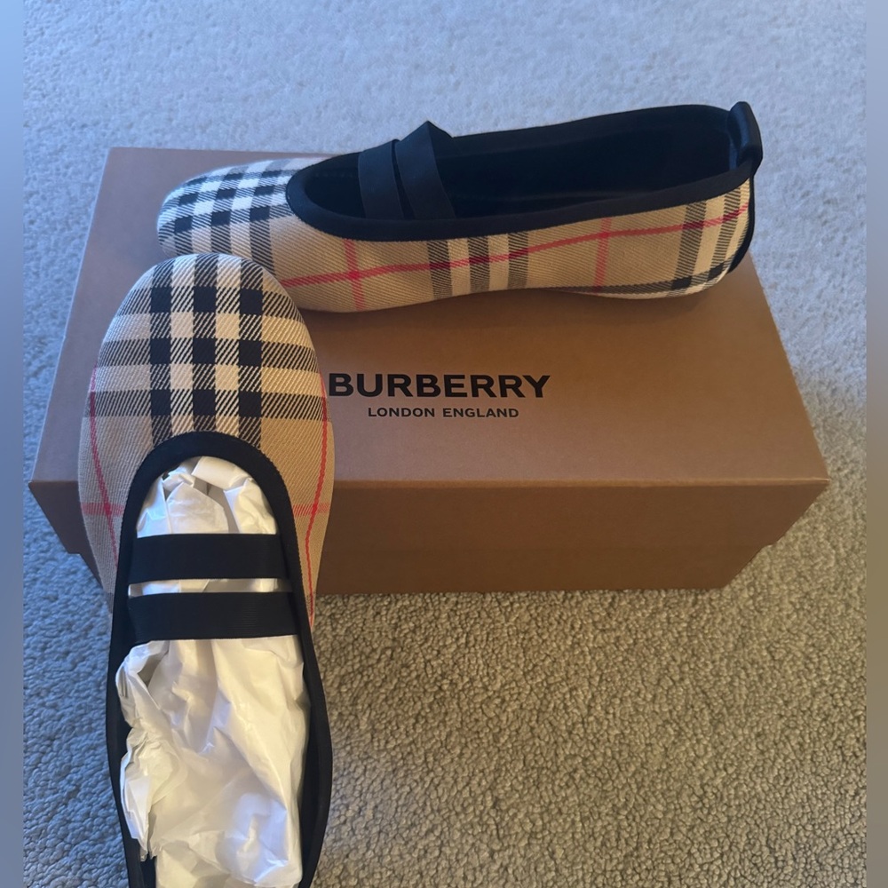 BURBERRY - BRAND CASUAL SHOES WITH BOX (100% AUTHENTIC) - NO RETURN